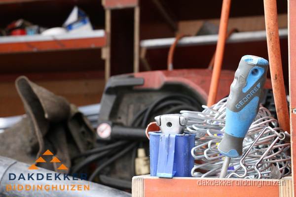 Professioneel gereedschap van dakdekker in Biddinghuizen