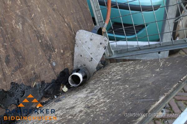 Dakdekkers gasbrander voor bitumen werkzaamheden in Biddinghuizen