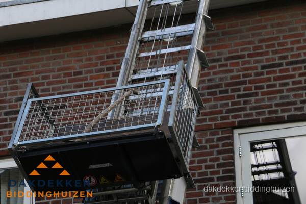 Ladderlift met dakpannen voor dakpan reparatie in Biddinghuizen