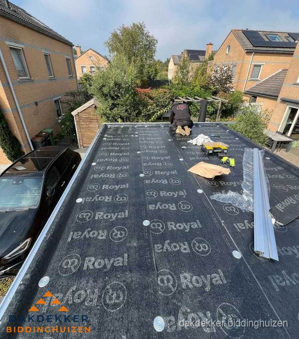 Dakdekker aan het werk op plat dak renovatie in Biddinghuizen